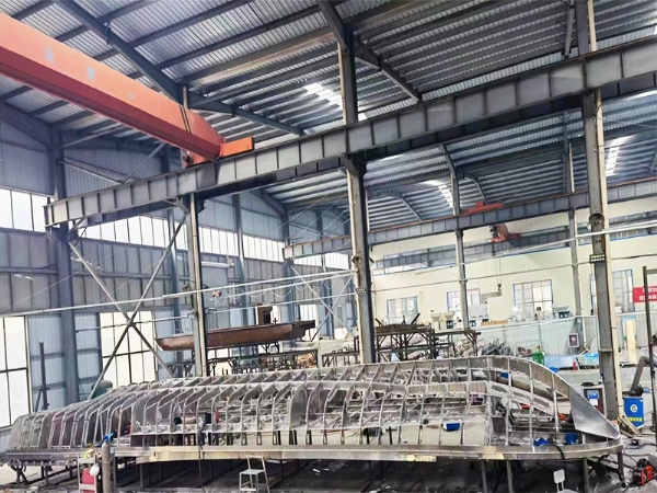 船體結(jié)實(shí)，造型美觀(guān)